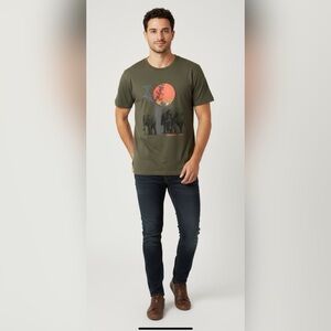 African Nature Company Men’s Graphic Tee Elephant & Sunset size Medium